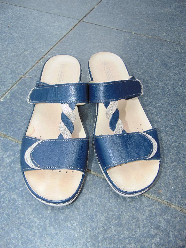 Slippers in leder in goede staat, Slippers, Blauw, Ophalen of Verzenden, Gedragen