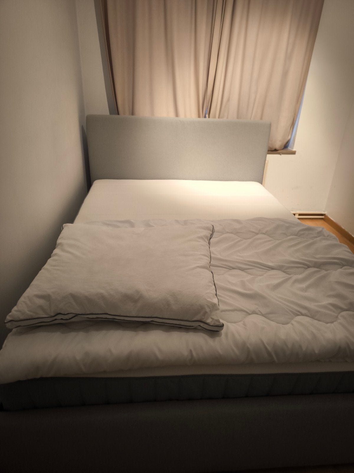 Bed helemaal nieuw. kasten en laken inbegrepen, Ophalen