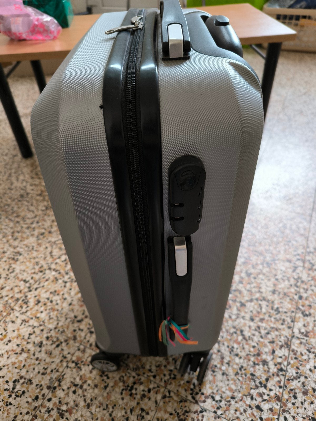 Petite valise pratiquement neuve, Enlèvement, Comme neuf
