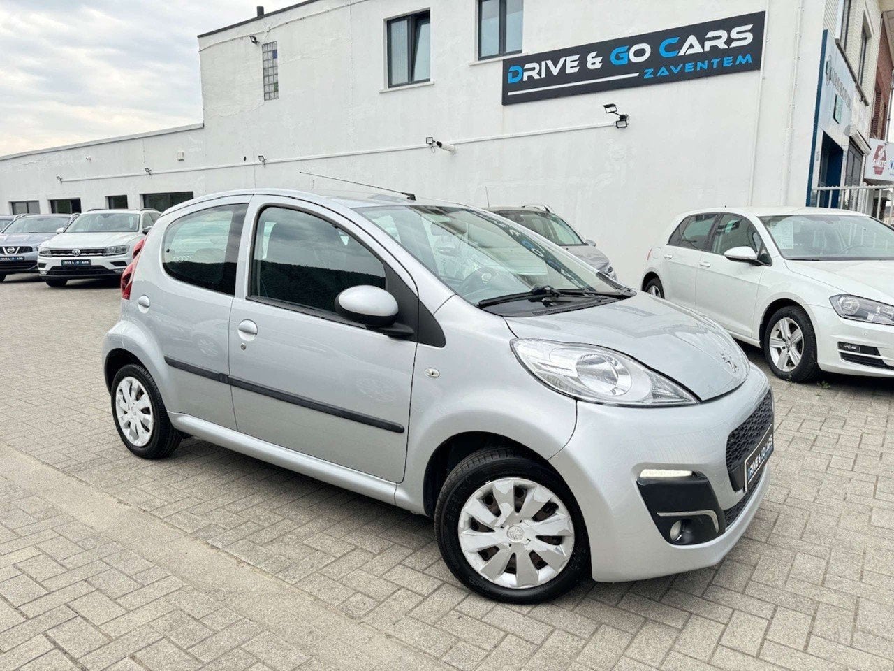 Peugeot 107 1.0i | ! 16.000 KM ! * 1 JAAR GARANTIE * !, Auto's, Stof, Zwart, Bedrijf, Berline
