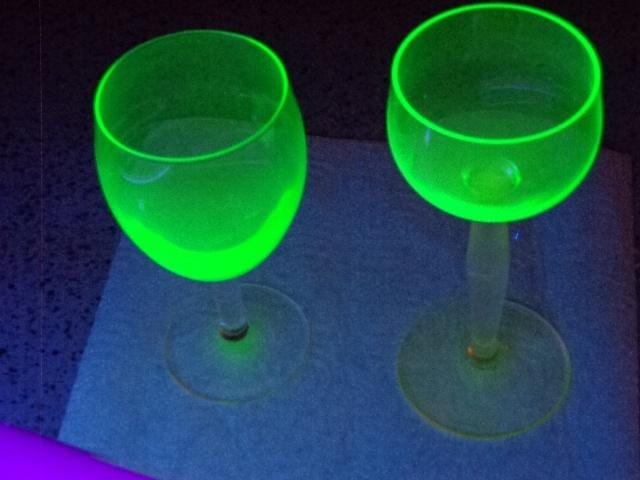 Uranium Glas Glazen op voet ( 2 Stuks ), Enlèvement ou Envoi