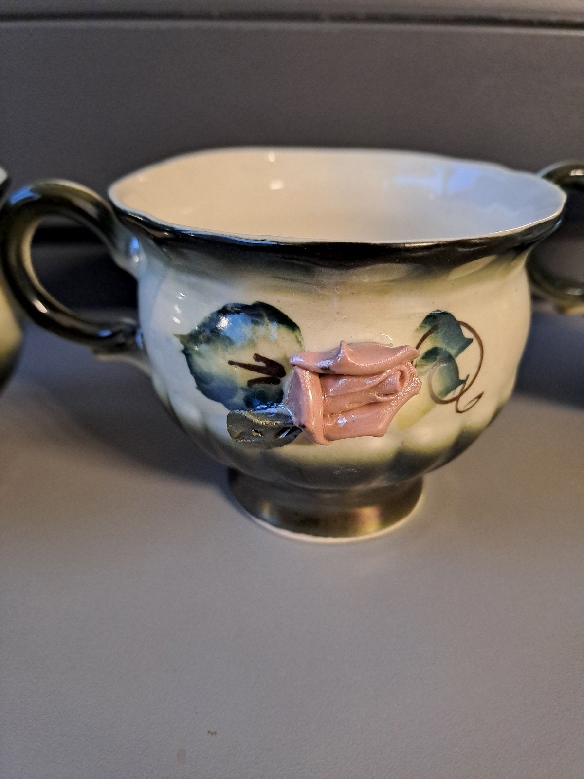 5 tasses en céramique et barbotine, Enlèvement