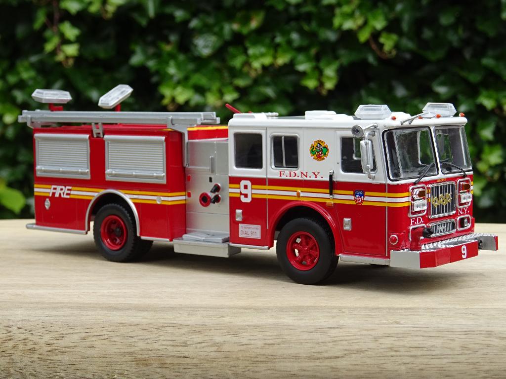 Camion de pompiers Seagrave Marauder II New York - 1/43, Hobby & Loisirs créatifs, Enlèvement ou Envoi, Comme neuf, Bus ou Camion
