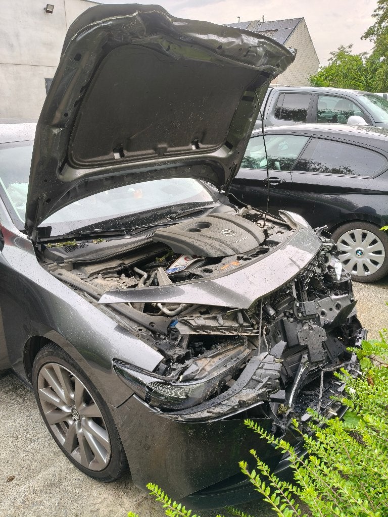 Schadewagen Mazda3, 1998 cc, Bruin, Berline, Mazda