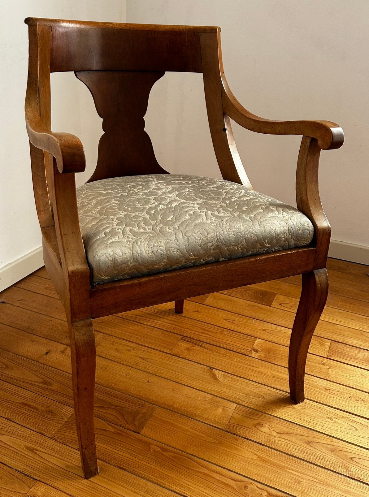 Oude houten stoel of fauteuil, Ophalen