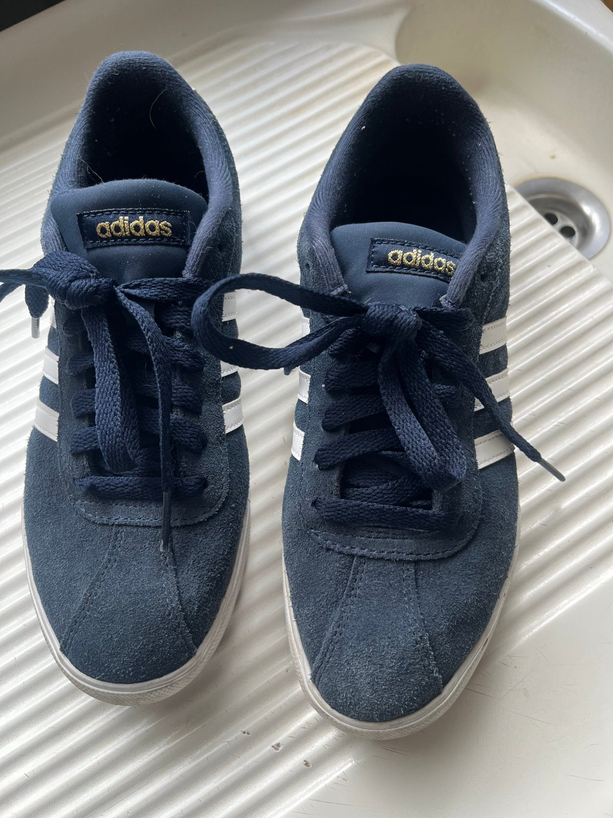 Baskets Adidas bleu marine et blanc, Sports & Fitness, Course, Jogging & Athlétisme, Enlèvement ou Envoi, Comme neuf, Adidas