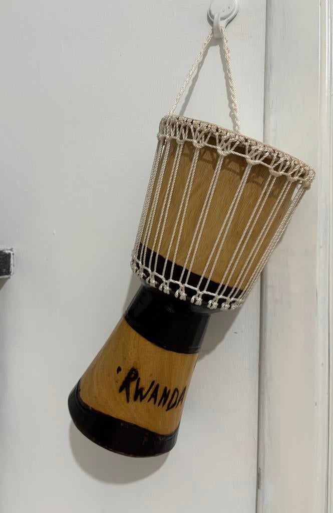 Tambour rwandais en bois, Musique & Instruments, Percussions, Enlèvement ou Envoi, Utilisé, Tambour
