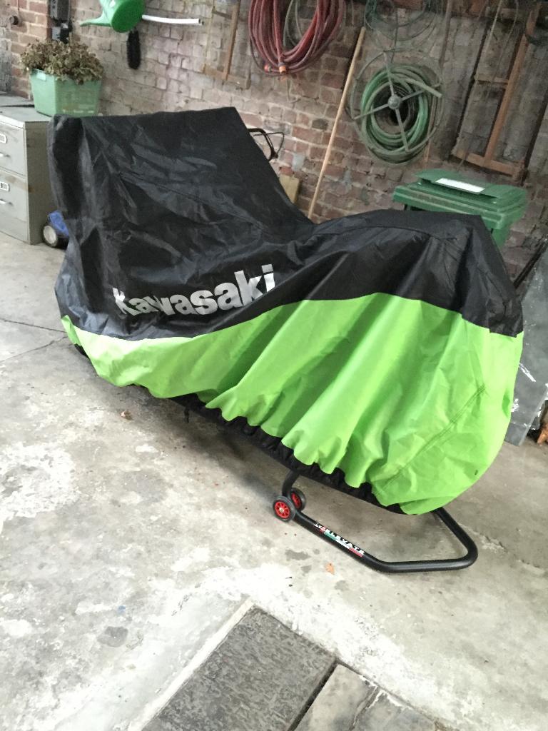 Kawasaki bike cover, Enlèvement