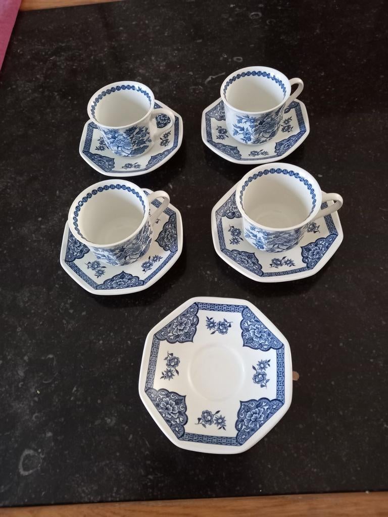 4 tassen en 5 onderborden  royal staffordshere, Enlèvement ou Envoi, Comme neuf