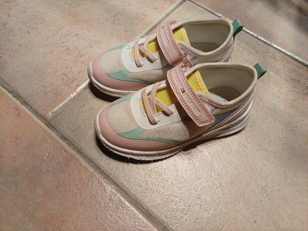 Schoenen Tommy Hilfiger kinderen maat 27, Kinderen en Baby's, Kindermode-accessoires, Ophalen, Zo goed als nieuw, Tommy Hilfiger