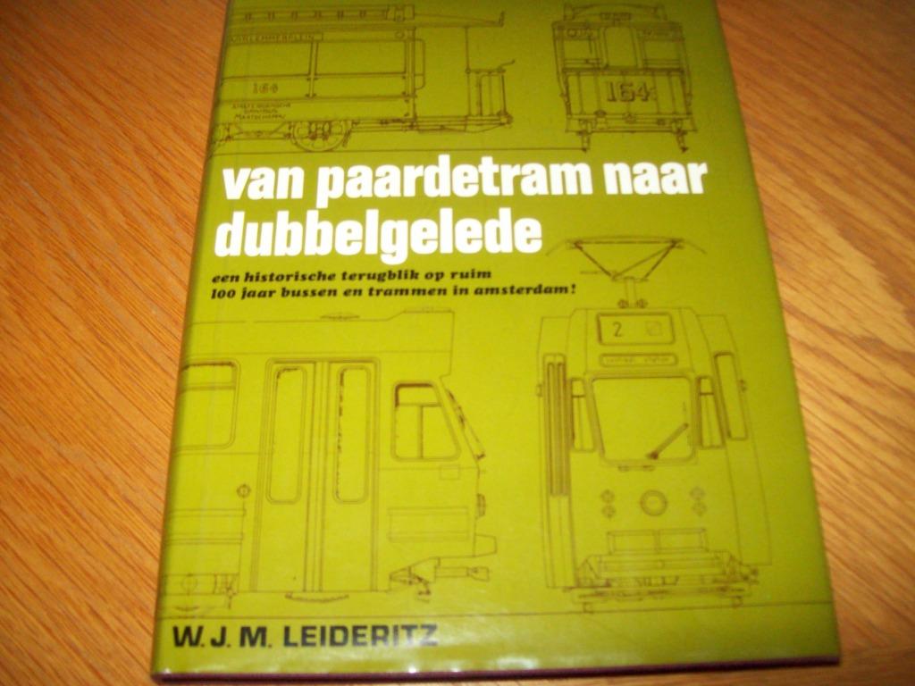 Boek: Van paardetram naar dubbelgelede (zgan), Ophalen, Zo goed als nieuw