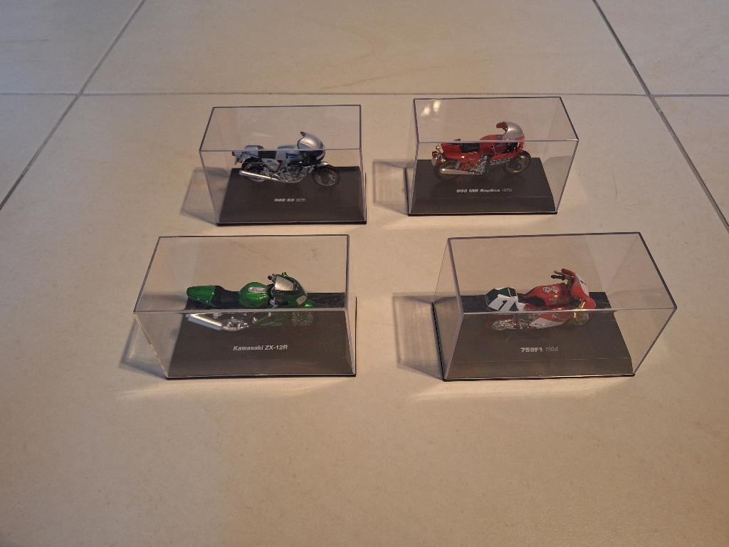 Set van 4 motor schaalmodellen (1:32) - Ducati & Kawasaki, Hobby & Loisirs créatifs, Voitures miniatures | 1:32, Comme neuf, Autres types