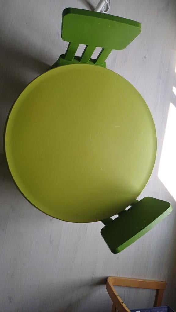 Ikea groene kindertafel met twee bijhorende stoelen ., Kinderen en Baby's, Kinderkamer | Tafels en Stoelen, Ophalen, Stoel(en)