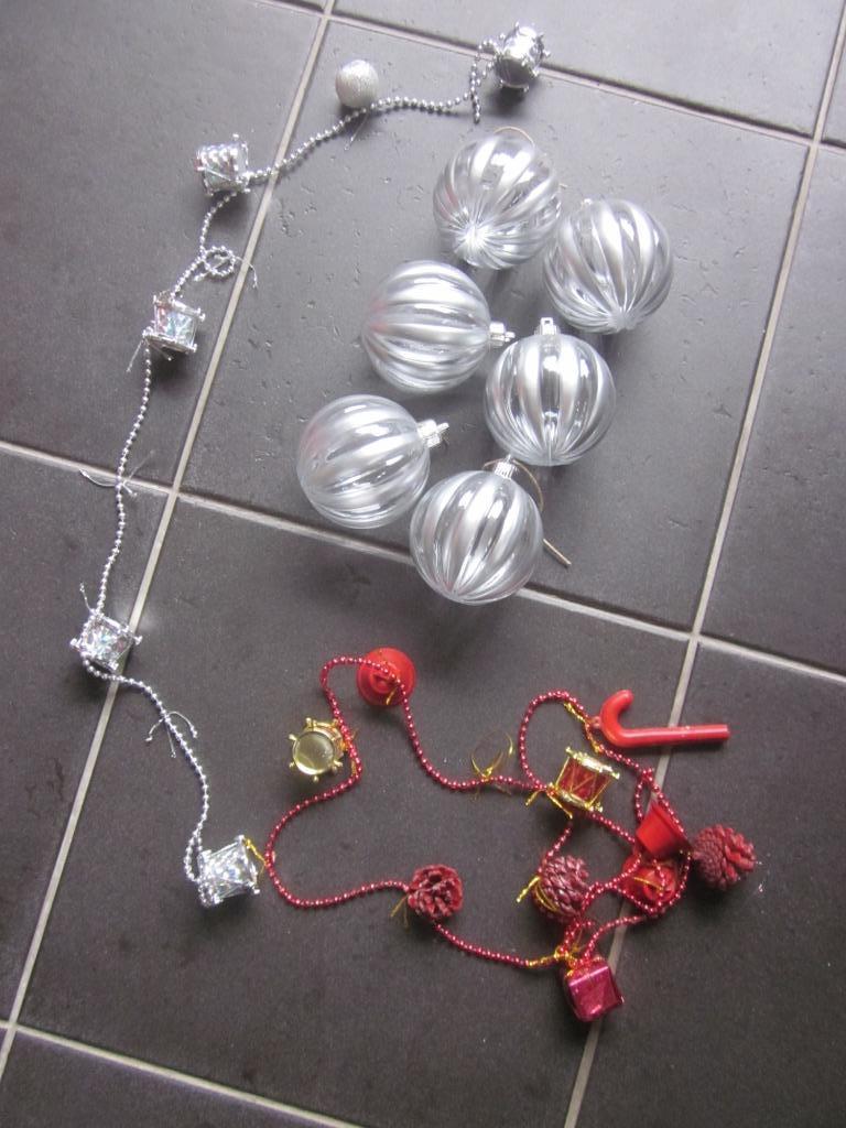 6 zilver-doorzichtige kerstballen + gratis 2 slingertjes, Enlèvement ou Envoi, Utilisé