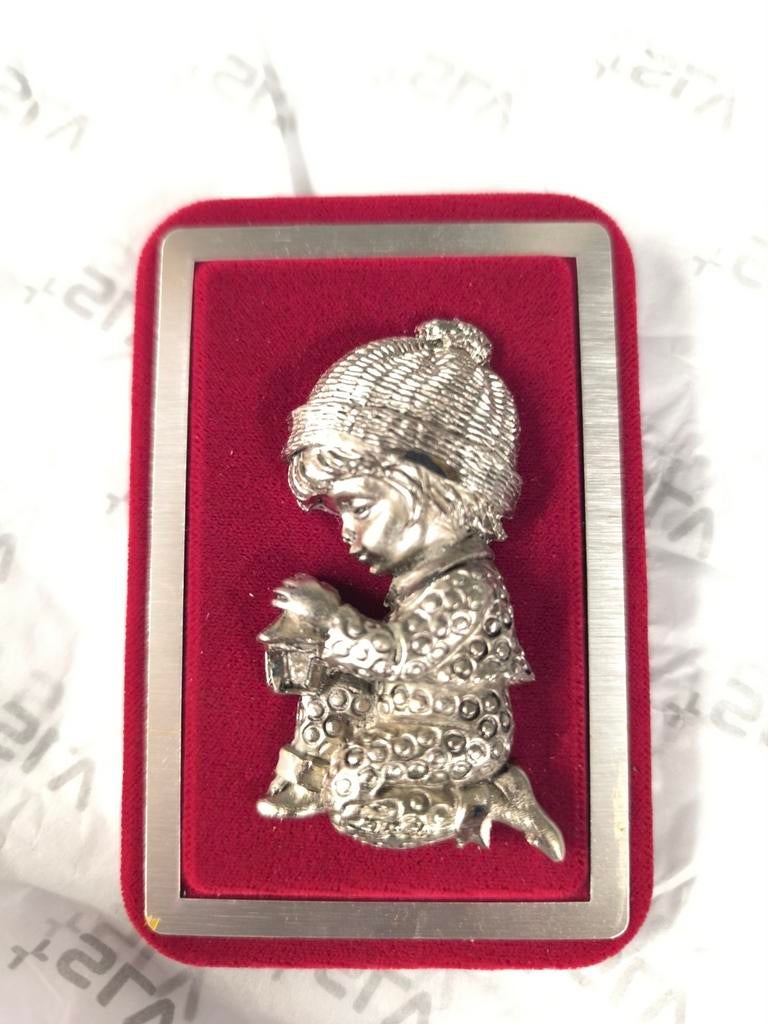 Petit enfant étain sur velour rouge ciselé à la main Italie, Antiquités & Art, Enlèvement