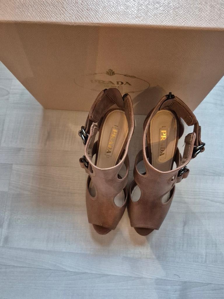 PRADA PUMP, Kleding | Dames, Schoenen, Pumps, Nieuw, Ophalen of Verzenden, Bruin