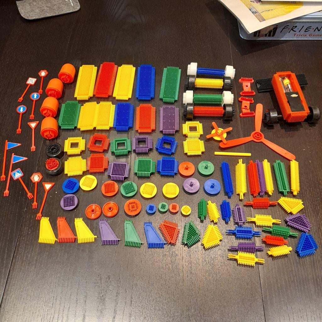 Nopper blokken 113stuks+gemotoriseerd autootje op batterijen, Kinderen en Baby's, Ophalen of Verzenden, Zo goed als nieuw, Nopper