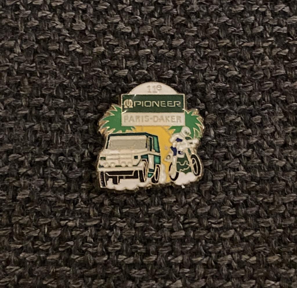 PIN - PIONEER - PARIS-DAKAR - RALLY - RALLYE, Envoi, Utilisé, Sport, Insigne ou Pin's