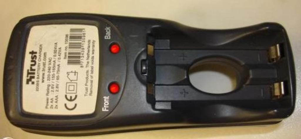 jw0180: batterijlader lader charger  Trust 13596 snellader ., Hobby en Vrije tijd, Ophalen of Verzenden, Gebruikt