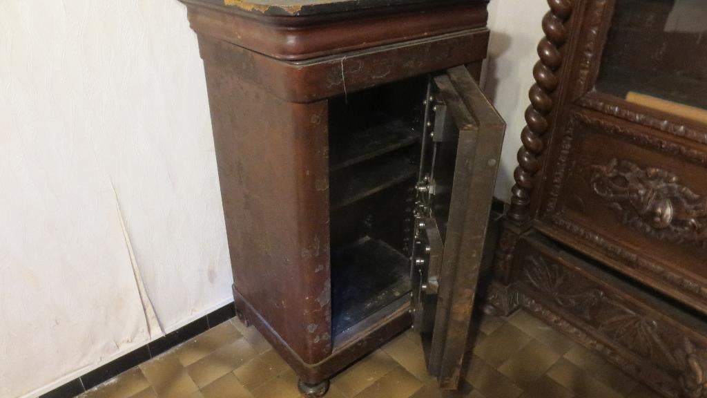 Oude brandkast met 2 sleutels en woord code van 1875, Ophalen, Brandkast