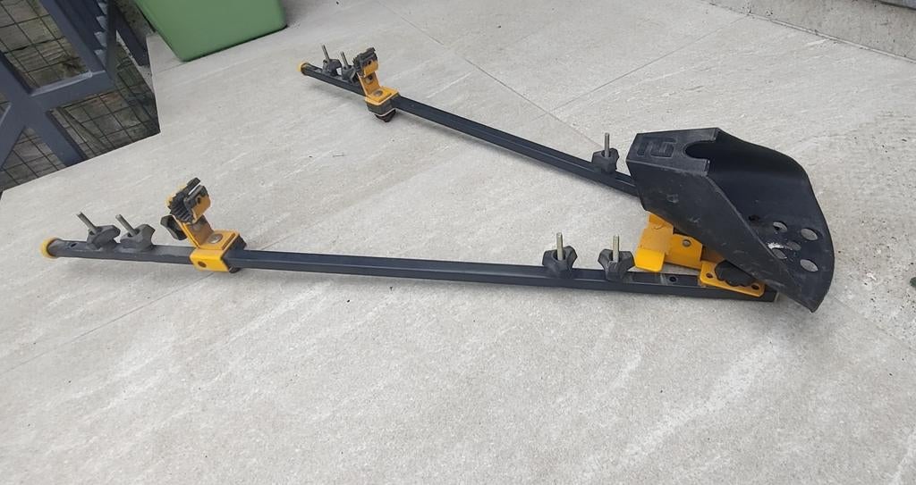 Porte-vélo universel pour barres de toit., Enlèvement, Comme neuf