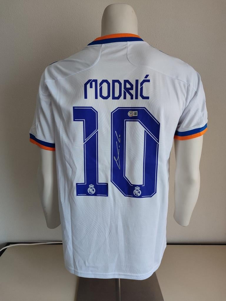 Luca Modric a signé le maillot du Real Madrid avec le mantea, Collections, Enlèvement ou Envoi, Neuf, Maillot