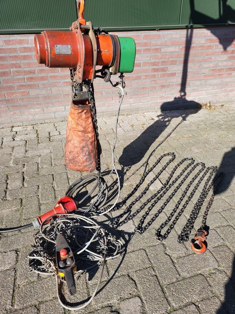 Kettingtakel / hijstakel / kettinglier / kettinglift, Ophalen