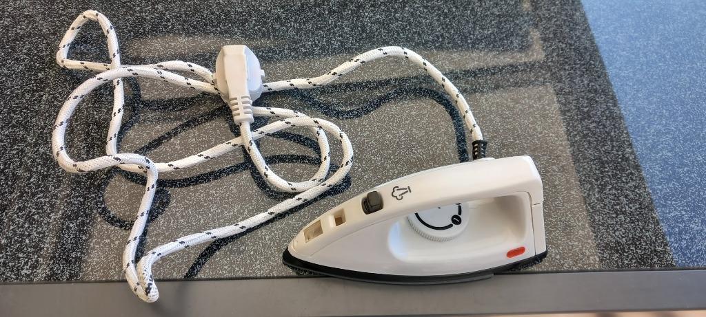 Fer à vapeur électrique. Nouveau. Jamais utilisé., Enlèvement ou Envoi, Neuf, Fer à repasser avec cordon