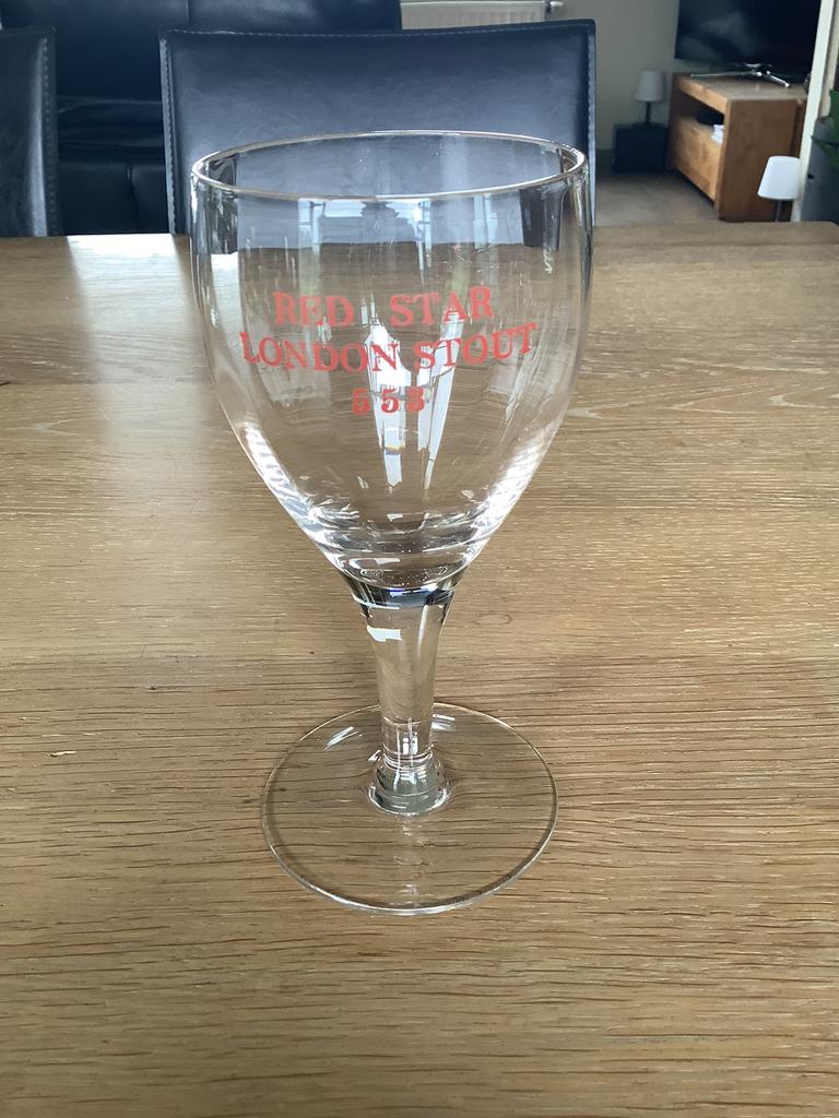 Gefacetteerde glazen bierbrouwerij Red Star London Stout 553, Zo goed als nieuw