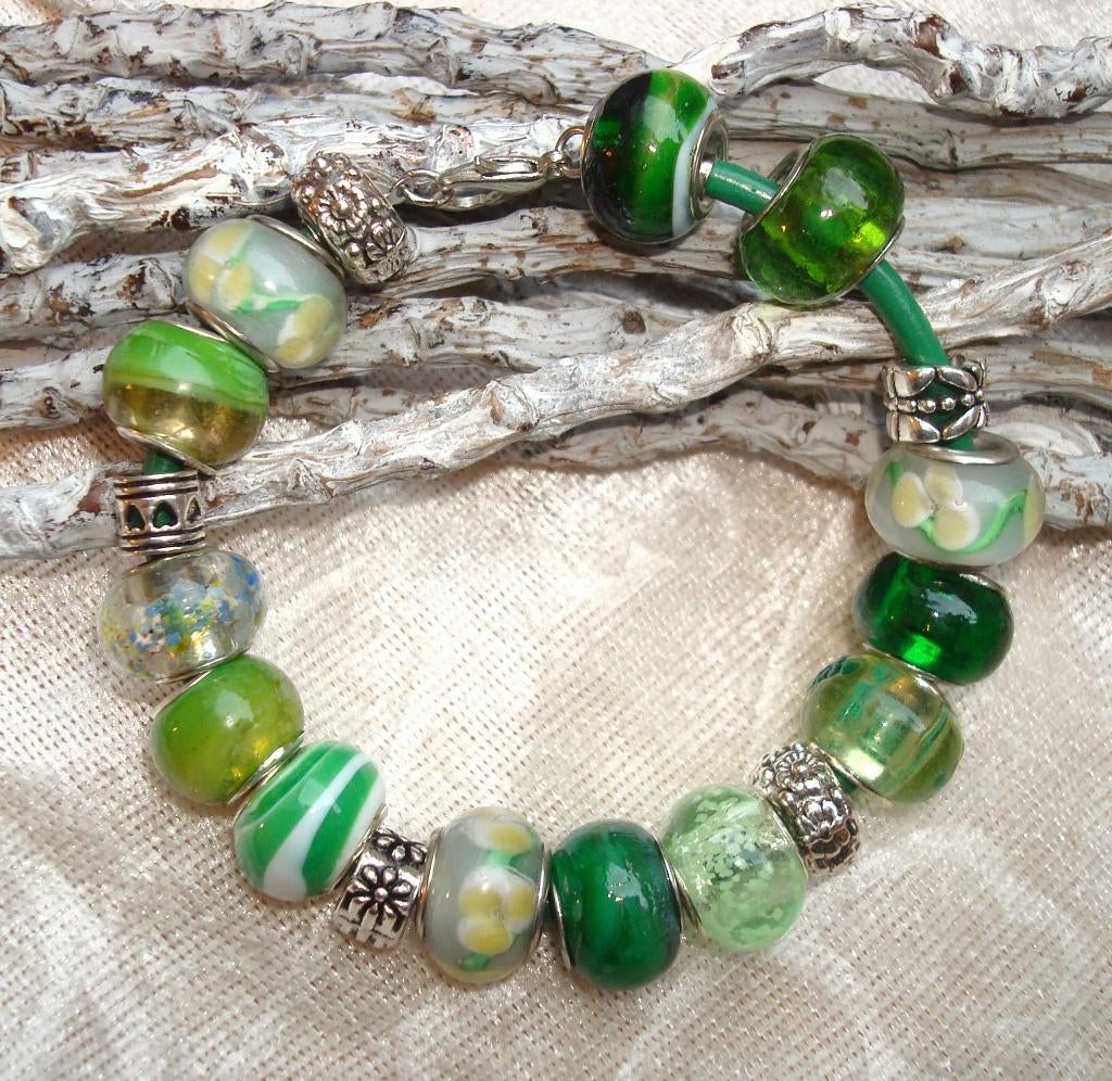 Bracelet en cuir avec 18 breloques - taille souhaitée, Enlèvement ou Envoi, Neuf, Cuir, Avec bracelets à breloques ou perles