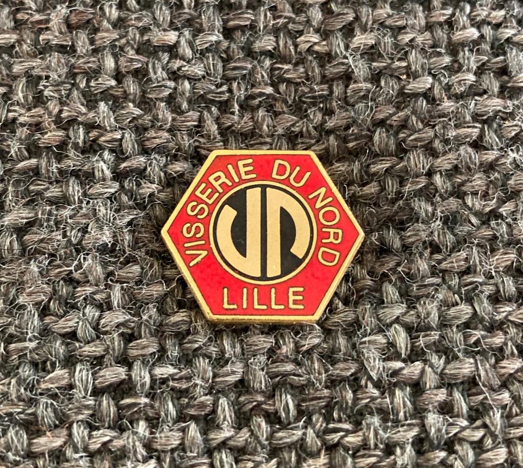 PIN - VISSERIE DU NORD - LILLE, Envoi, Utilisé, Autres sujets/thèmes, Insigne ou Pin's