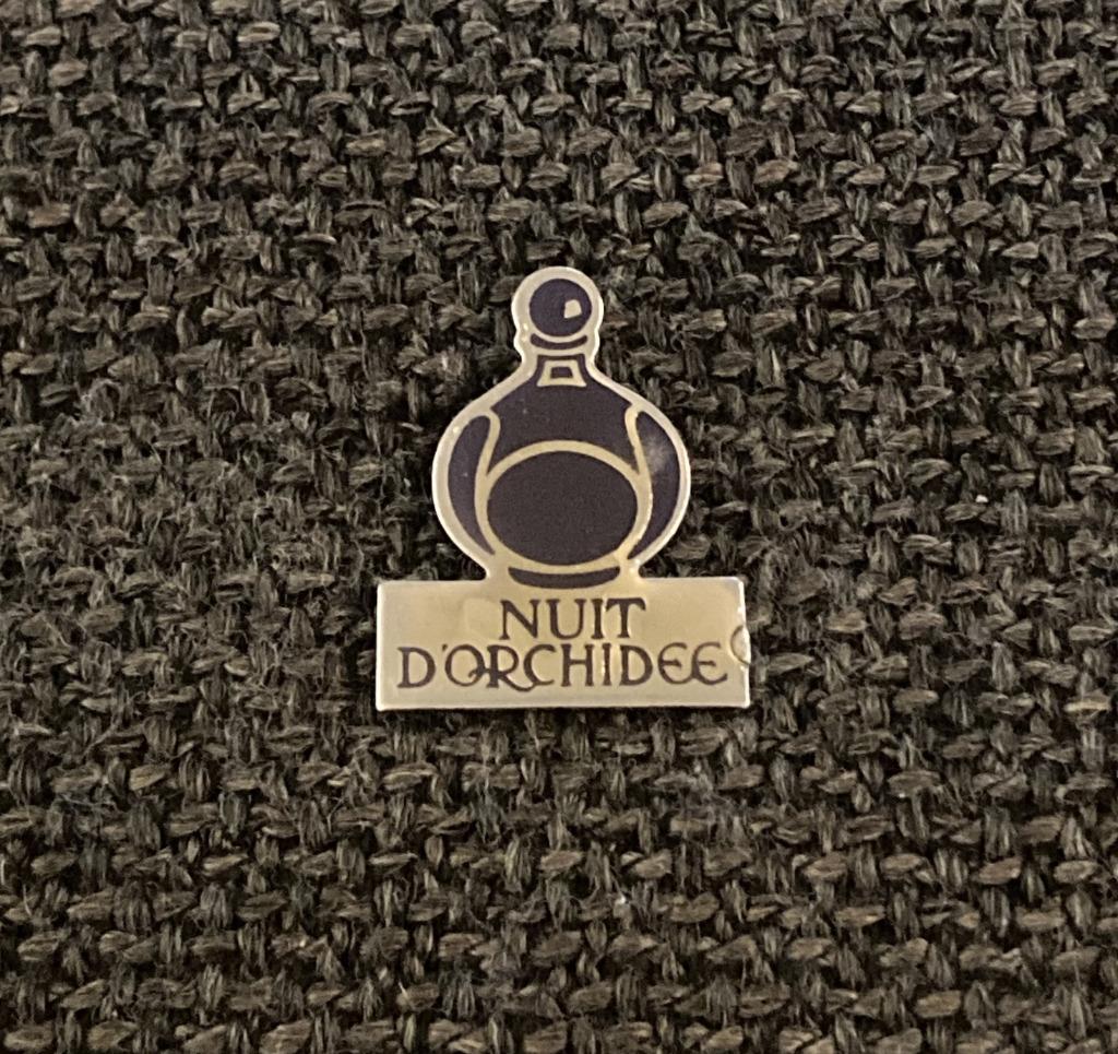 PIN - NUIT D'ORCHIDEE - YVES ROCHER - PARFUM - PERFUME, Verzenden, Gebruikt, Merk, Speldje of Pin
