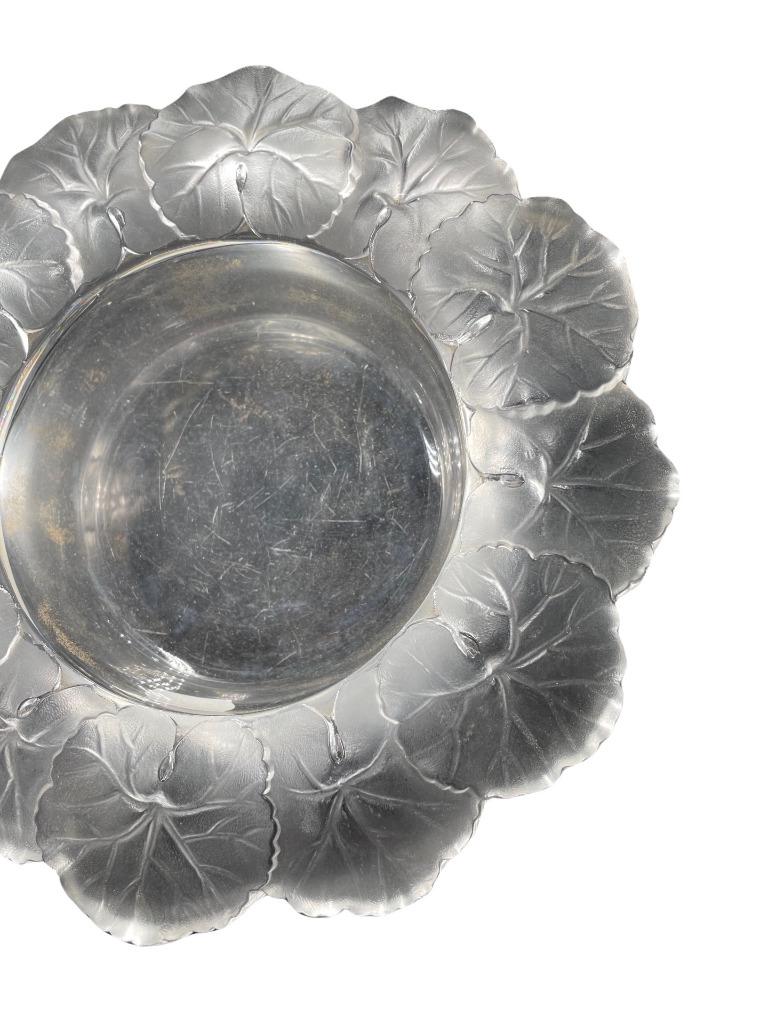 Coupe en cristal moulé signée Lalique France - Géranium, Enlèvement ou Envoi