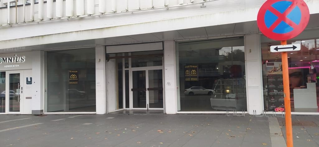 Commerciële handels ruimte te huur met 4 parkeerplaats.Genk., 650 m², Location, Bureau