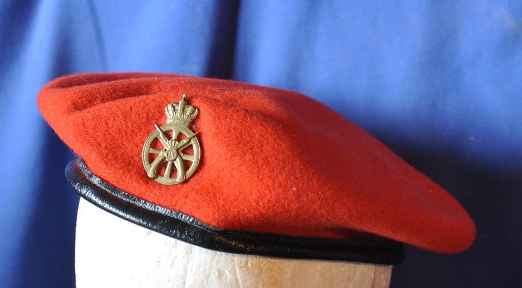 beret avec ecusson police militaire danemark, Ophalen of Verzenden, Overige soorten, Helm of Baret