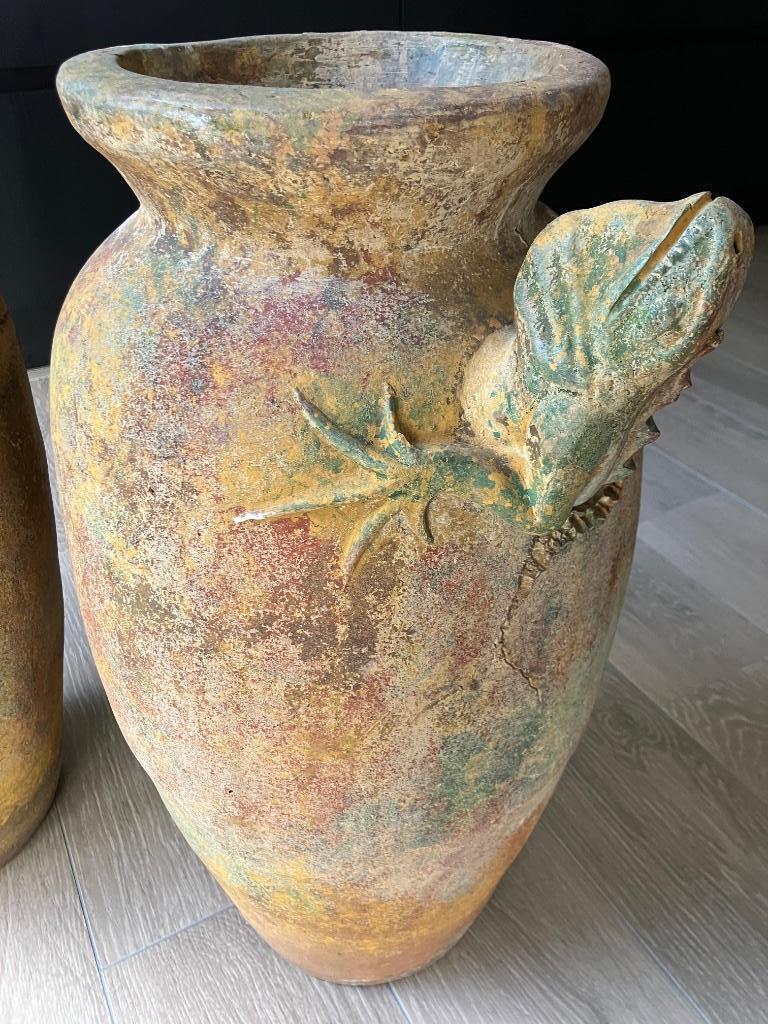 2 Terracotta vasen met lizards, Ophalen
