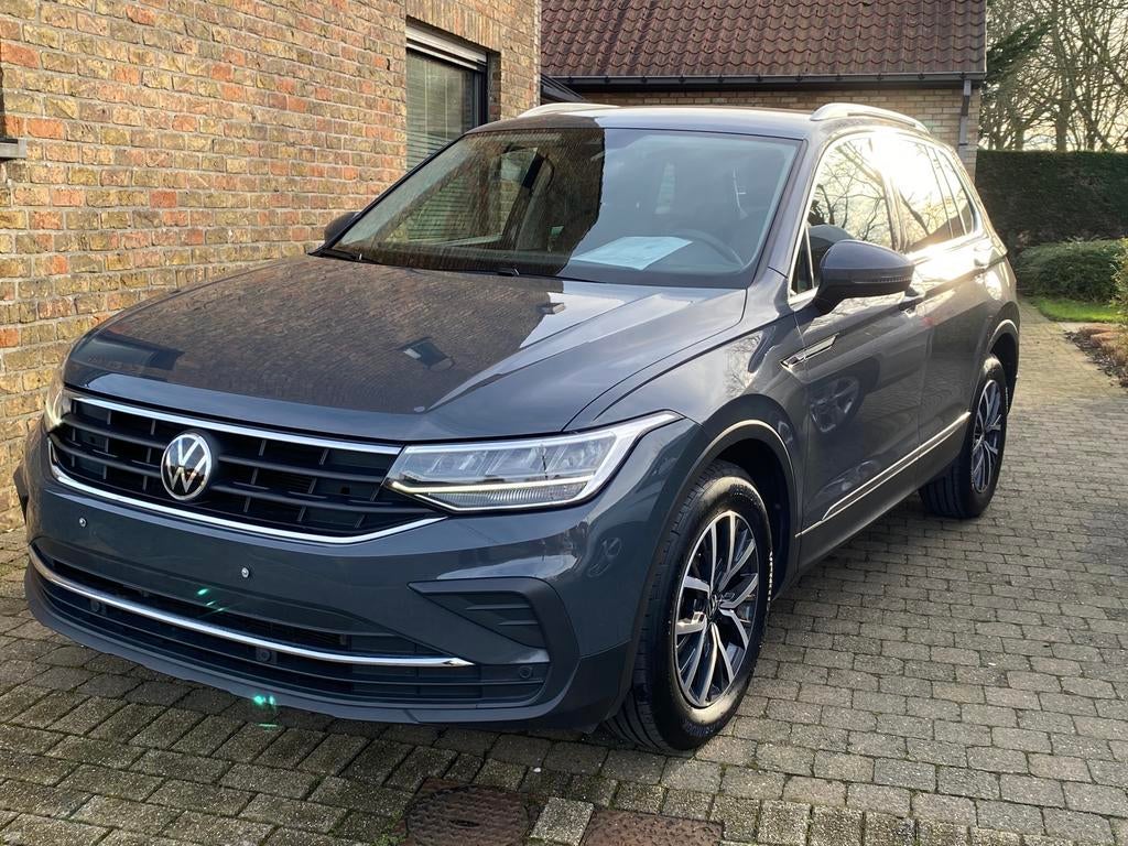 Volkswagen tiguan benzine automaat 9/2021 86000 km, Stof, 4 cilinders, Dealer onderhouden, SUV of Terreinwagen