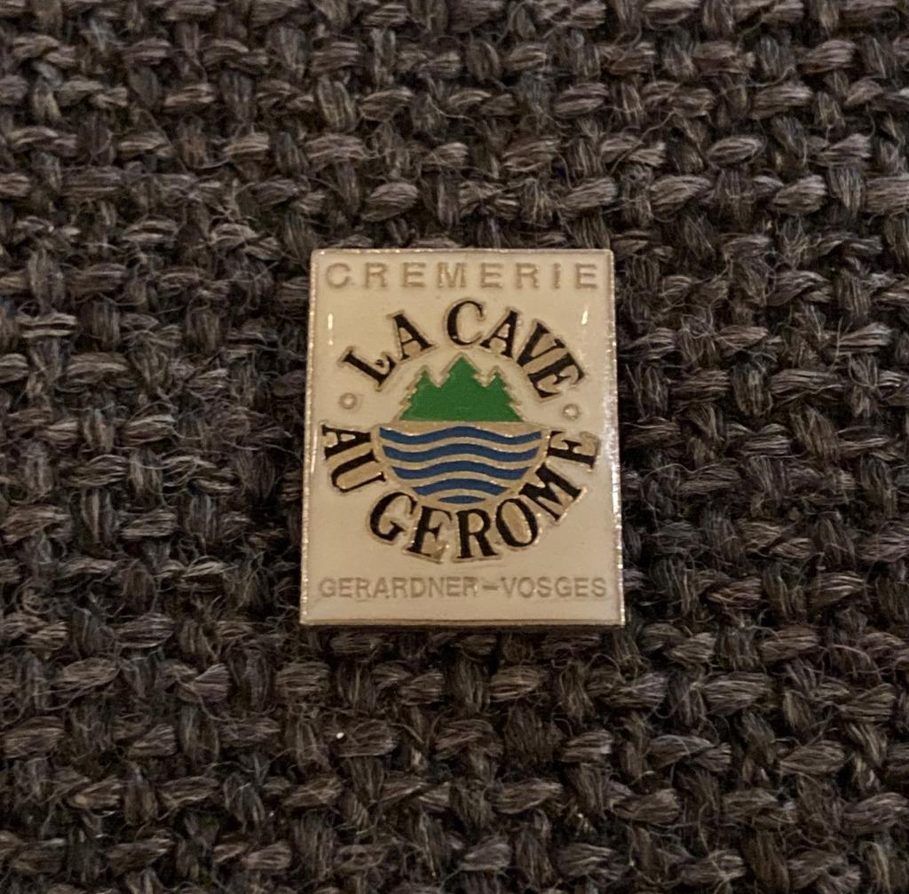 PIN - CREMERIE LA CAVE AU GEROME - GERARDMER-VOSGES, Envoi, Utilisé, Autres sujets/thèmes, Insigne ou Pin's