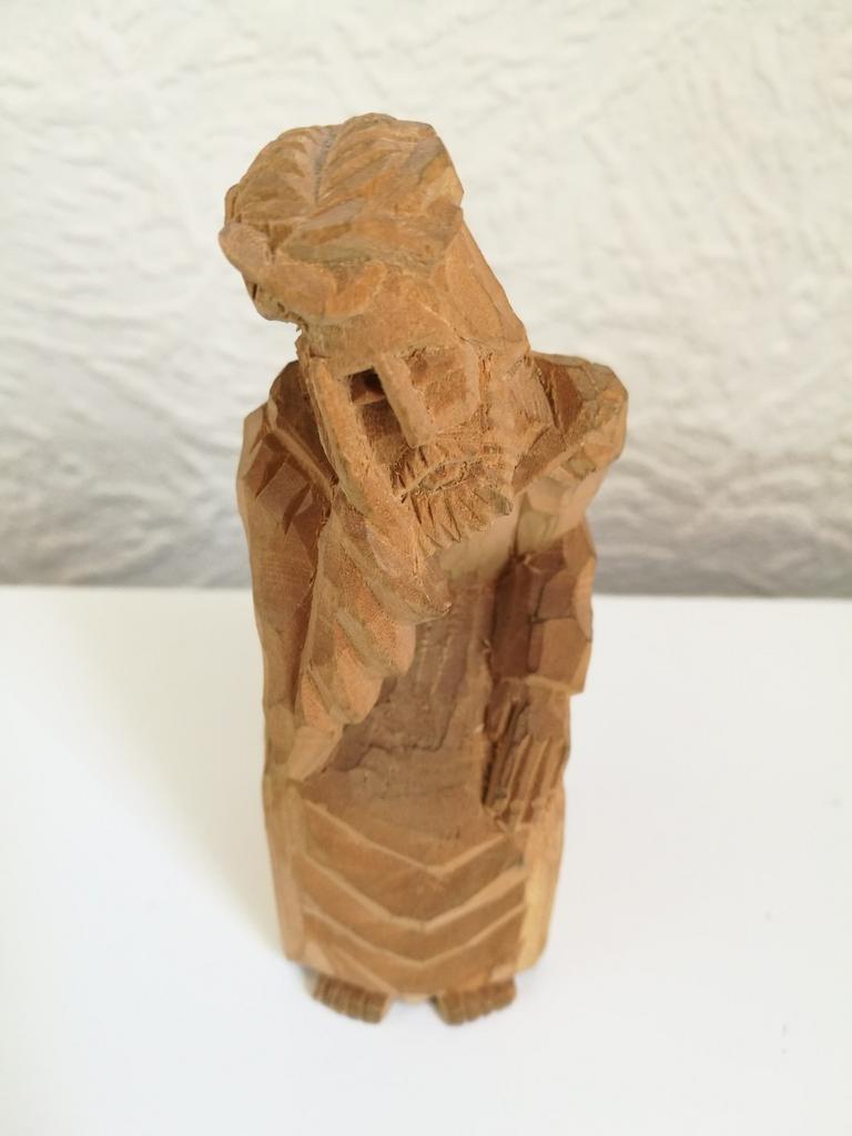 Klein Peinzend Christus beeldje in handgesneden hout, Antiek en Kunst, Antiek | Religieuze voorwerpen, Ophalen of Verzenden