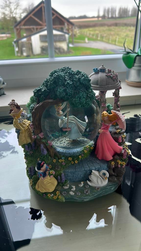 Magnifique scene musicale et boule a paillette Disney, Ophalen, Zo goed als nieuw