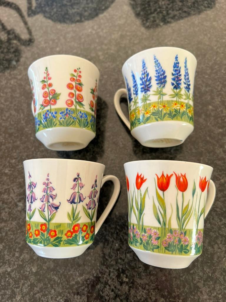 4 bebloemde retrotasjes van Villeroy & Boch in porselein, Antiek en Kunst, Antiek | Servies compleet, Ophalen of Verzenden