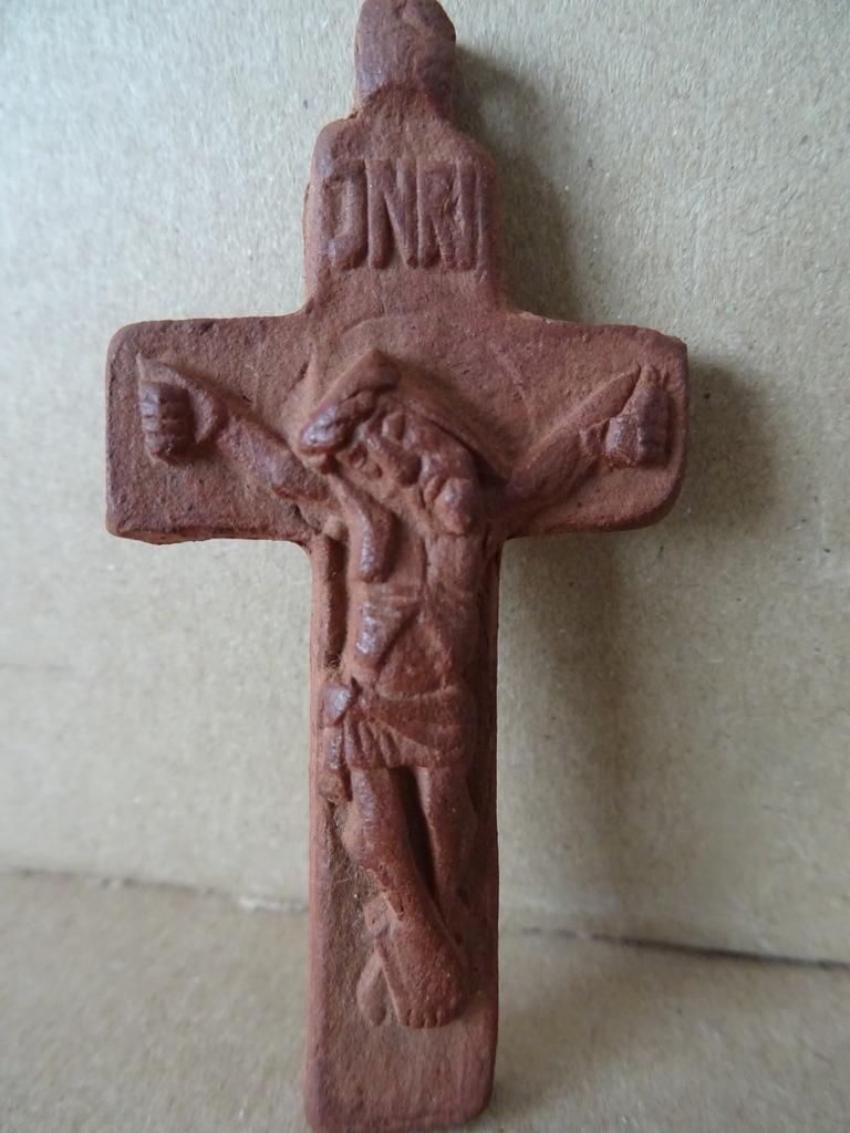 Pendentif médaillon crucifix en faïence 7cm vintage 1970, Enlèvement ou Envoi, Comme neuf, Autres types, Christianisme | Catholique