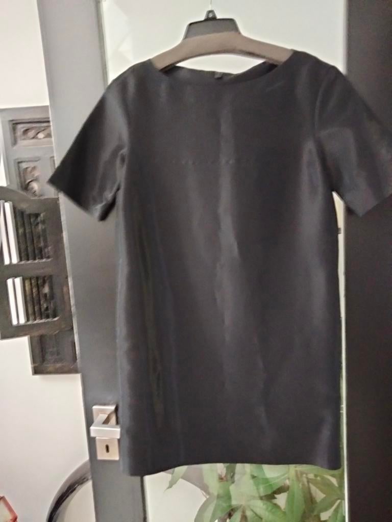 Zwart glanzend kort kleedje.merk  Cos .maat 34., Enlèvement ou Envoi, Comme neuf, Taille 34 (XS) ou plus petite, Noir