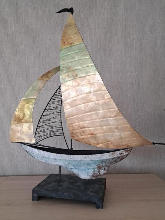 Zeer mooie boot belegd met parelmoer schilfers, Ophalen, Zo goed als nieuw