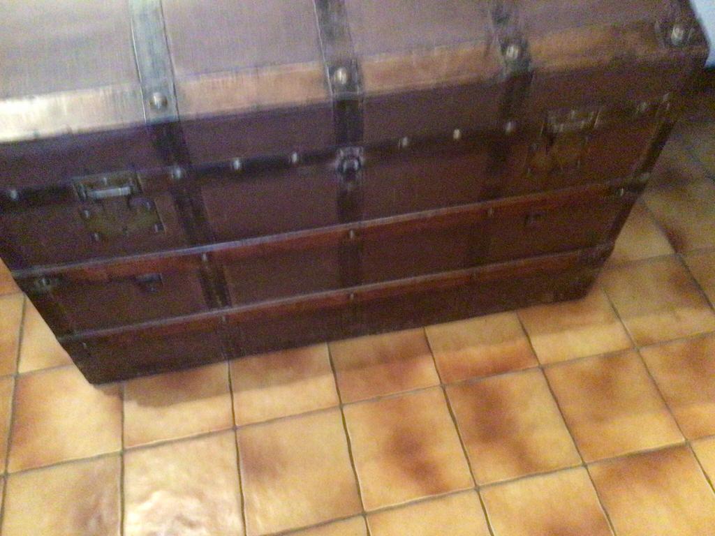 Gerestaureerde houten koffer van na de eerste wereldoorlog, Enlèvement, Utilisé, Pin