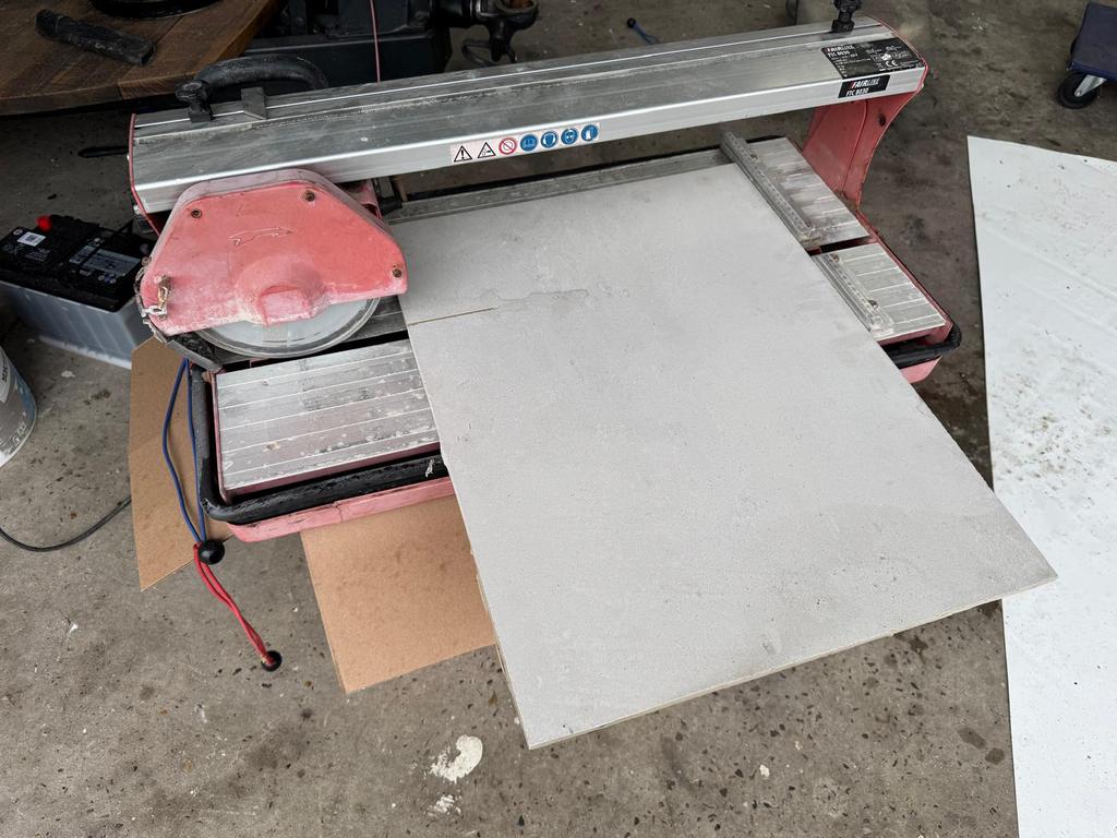 Tegelsnijmachiene fairline, Ophalen, Zo goed als nieuw