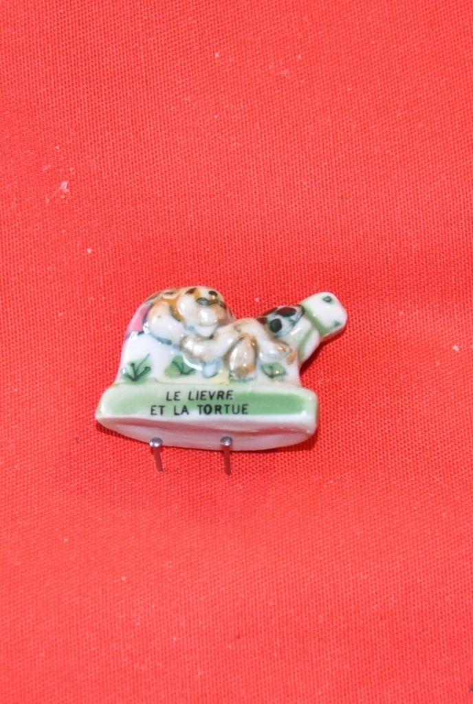 feve thème les fables "le lievre et la tortue", Ophalen of Verzenden, Zo goed als nieuw