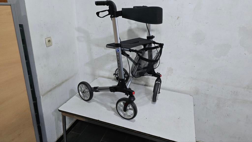 rollator vermeiren quadri light 4 roues Pliage facile

Avec, Enlèvement ou Envoi