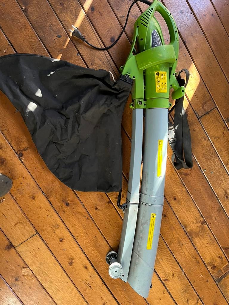 Souffleur/aspirateur à feuilles Central Park 2500 W, Avec sac de ramassage, Porté à la main, Enlèvement, Utilisé