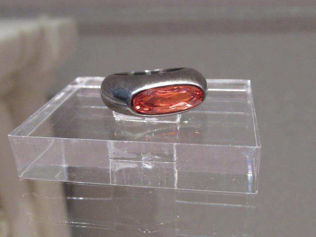 Nieuwe Dyrberg/Kern ring met koraalkleurig kristal, Handtassen en Accessoires, Ringen, Verzenden, Nieuw, Overige kleuren, Met kristal
